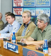 Учени проверяват учебниците по история