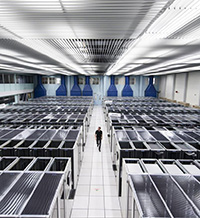 100 Айфелови кули от информация годишно