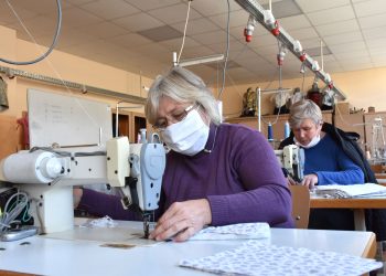 Във Видин шият защитни маски