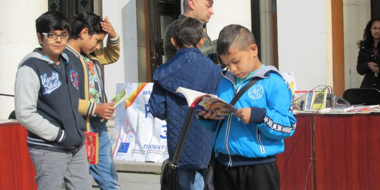 В Пернишка област очакват над 900 първокласници