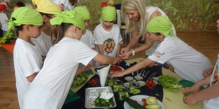 В ДГ „Светлина“ децата майсторят вкуснотийки