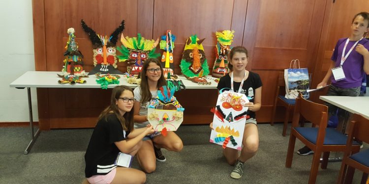 Деца представят Родината в Австрия с кукерски маски