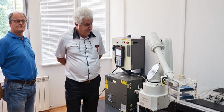 Дарение за университетска библиотека