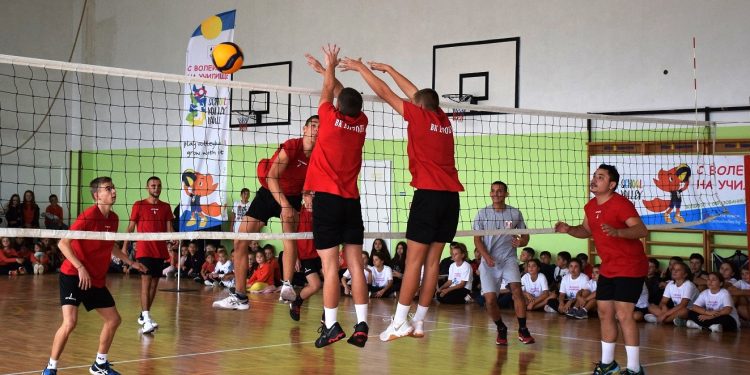 С волейбол  на училище