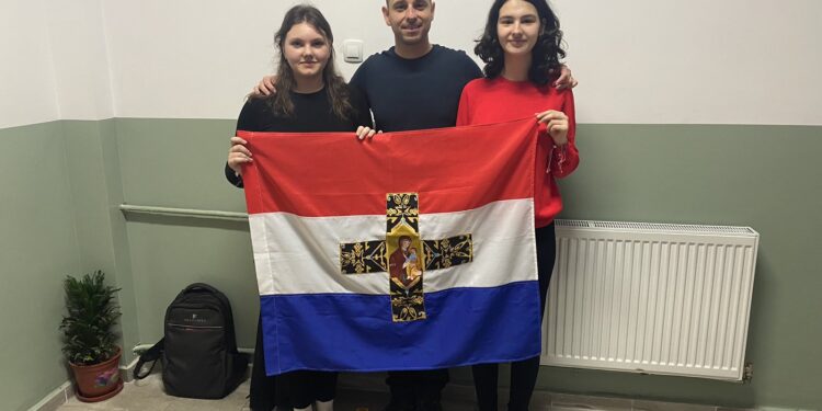 Копие на Самарското знаме се вее в бургаско школо