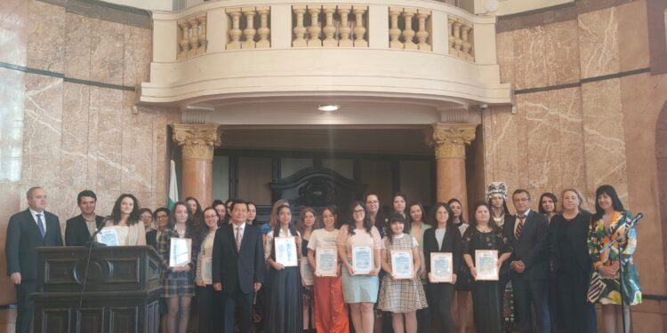 21 български студенти  със стипендии от Китай