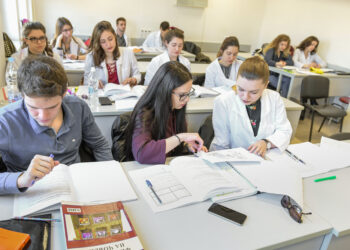 Увеличават местата  за обучение по медицина