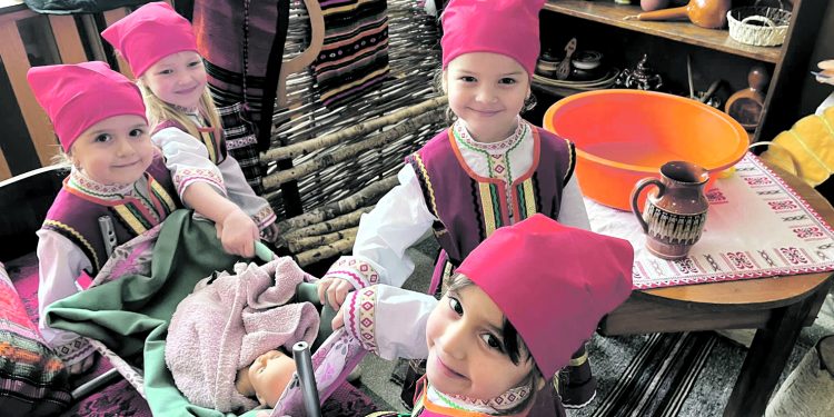 Снимка на броя: Малчугани пресъздават Бабинден