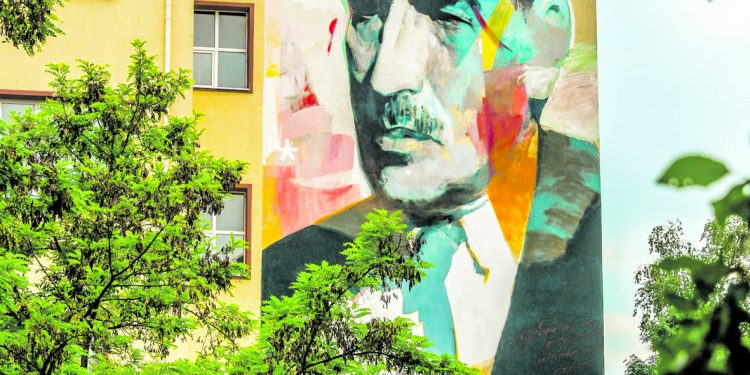 Графити артисти с акция за училищни фасади