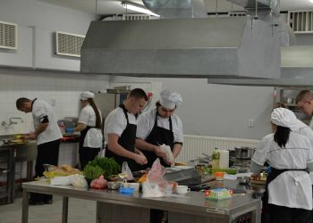 Кулинарни умения демонстрират специални ученици