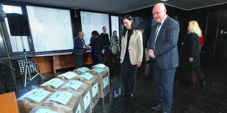 Нова инициатива: Над 300 компютърни конфигурации поемат към българските неделни училища зад граница