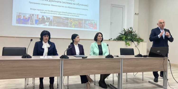 Подготвят учениците за 15 нови професии в реална работна среда