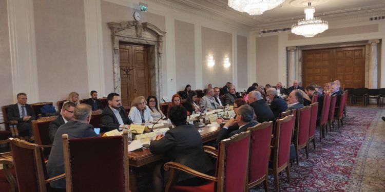 Сериозни дебати за безплатното висше в ресорната комисия