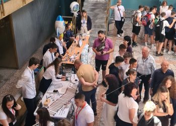 Как чашата с вода става невидима