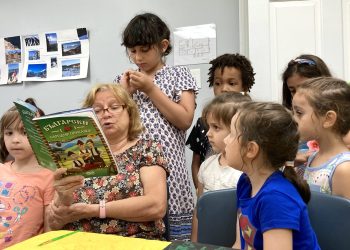 Гимназисти в помощ на учителя