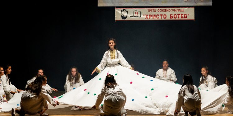 Четвъртокласници с постановка на Христови притчи