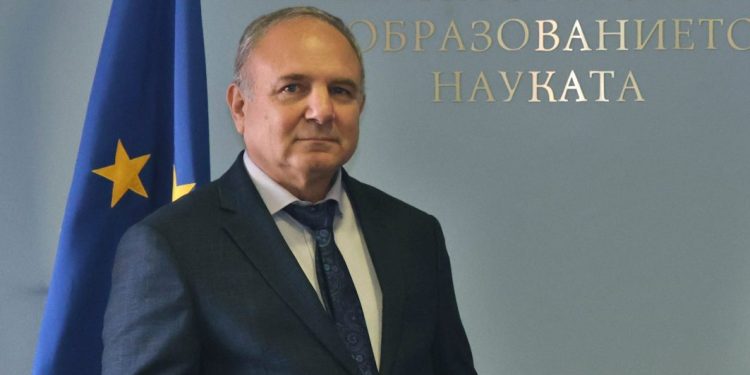 Над 40 000 студенти на практика в реална работна среда по проект на МОН