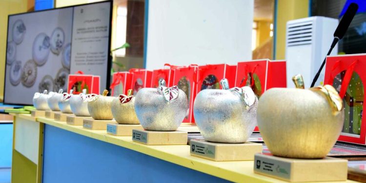 УниБИТ връчи наградите „Ябълка на познанието“