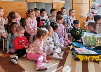 Децата от ДГ №14 „Дружба“ с нетърпение очакват да видят какви съкровища са скрити във вълшебното куфарче от „Пътуващата библиотека“