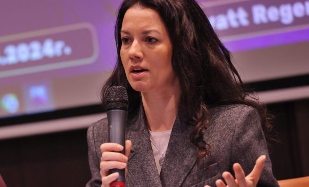 МОН обмисля специализиран модел на изкуствен интелект за училищата