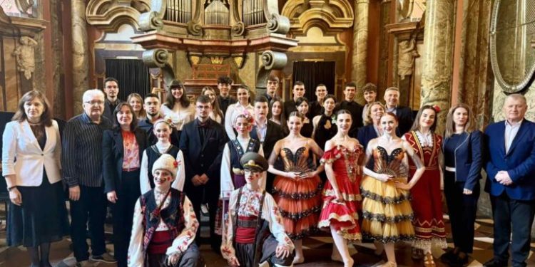 Български ученици с концерт в Огледалната зала в Прага, в която е свирил Моцарт