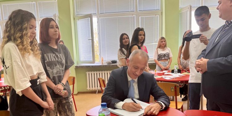 С промени в учебните програми освобождават време за учителите и учениците