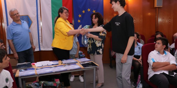 Вселената на длан