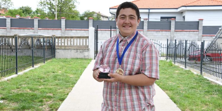 Иван и Надя, пред които има широк хоризонт