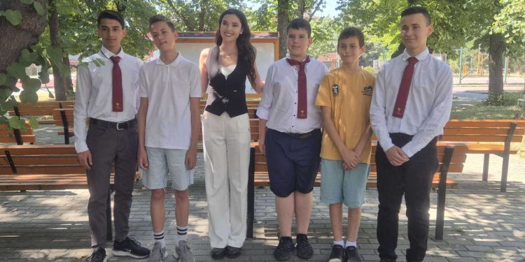 Мис България Симона Петрова даде начало на кампания за закупуването на дефибрилатори за всяко училище