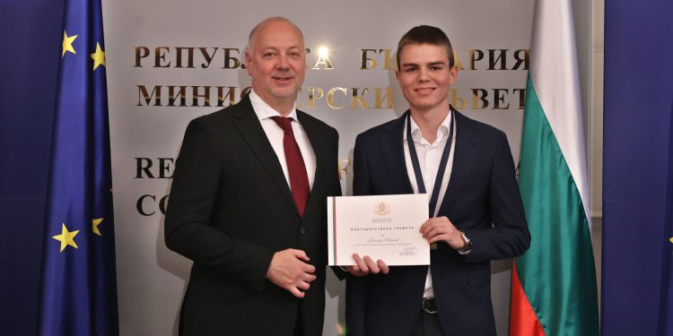 Златният медалист Дамян Иванов: Химията ми доставя удоволствие