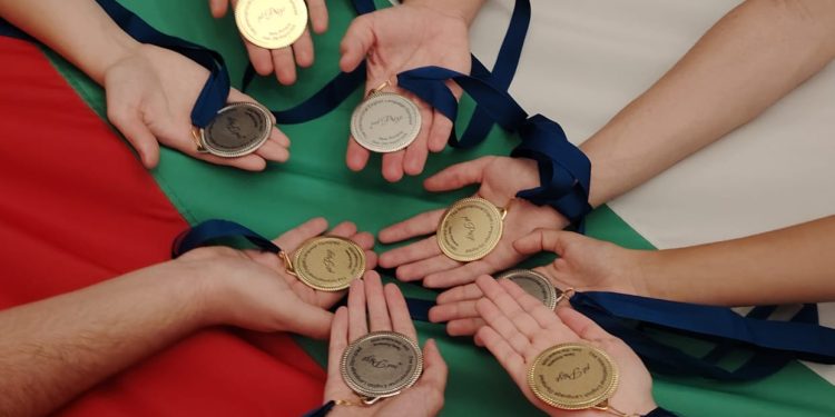 Четири златни и четири сребърни медала за България от Международната олимпиада по английски език