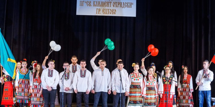 Учениците от ПГ „Св. Климент Охридски“ в Елхово показват отлични резултати по математика и български език на изпитите в X и XII клас