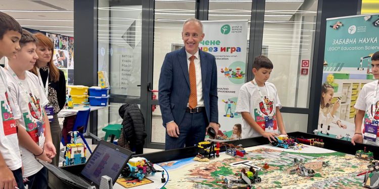 В ерата на изкуствения интелект обществените и природните науки помагат на децата да разбират света и технологиите, а изкуствата – да развиват креативността си“, заяви министърът на образованието и науката Красимир Вълчев