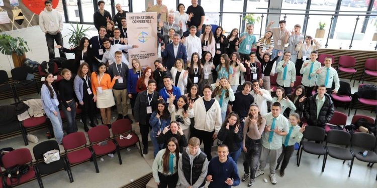 Място, което дава думата на младите в Перник