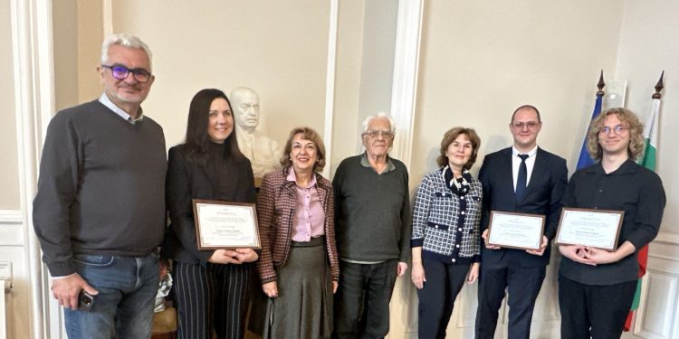 „Аз-буки“ награди автори на научни статии