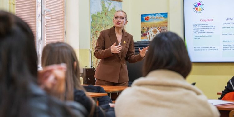 Бивши ученици от Eзиковата гимназия в Сливен учредиха стипендии