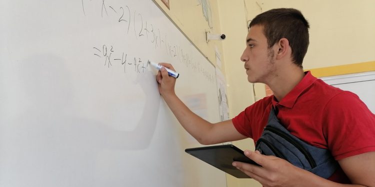 Приоритет в началните училища трябва да бъде изучаването на българския език и литература, а в средните – на математика, точни науки, история и обществени науки. Това сочат резултатите от национално представително проучване относно културни нагласи и образователни потребности на българите