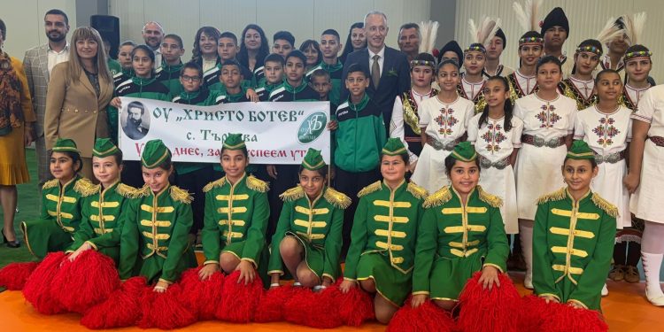 Министърът на образованието и науката Красимир Вълчев откри новия физкултурен салон в ОУ "Христо Ботев" в село Търнава, община Бяла Слатина, финансиран по Програмата за изграждане и основен ремонт на спортни площадки и физкултурни салони на МОН