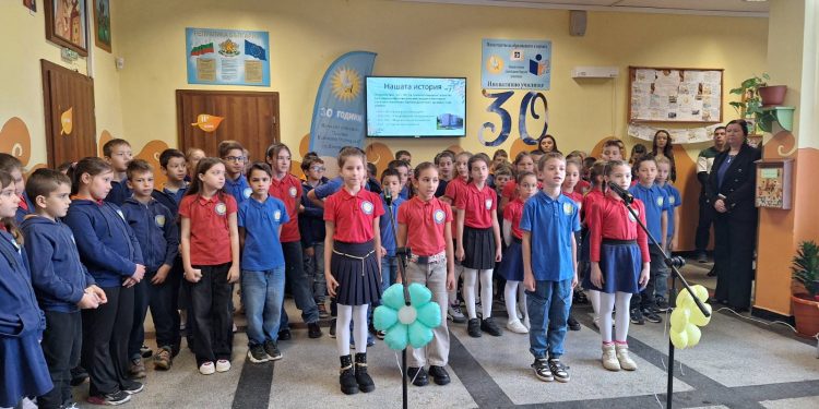 Училище без телефони и с активно начало на деня