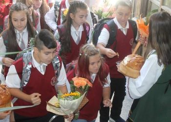 Базар за ученически униформи в сливенска гимназия