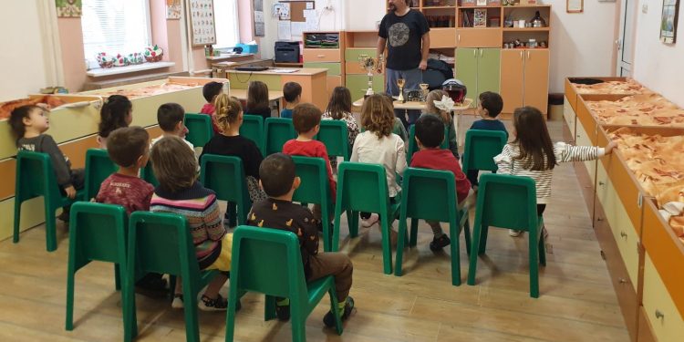 Споделена обич между деца, родители и учители