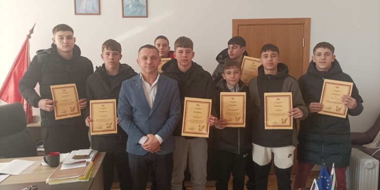 Ученици от Спортното училище „Ген. Владимир Стойчев“ в София намериха голяма сума пари, документи и животоспасяващи лекарства и ги върнаха на тяхната собственичка