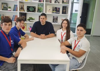 Екип на „Аз-буки“ се срещна с ученици в ПГ по компютърно програмиране и иновации в Бургас