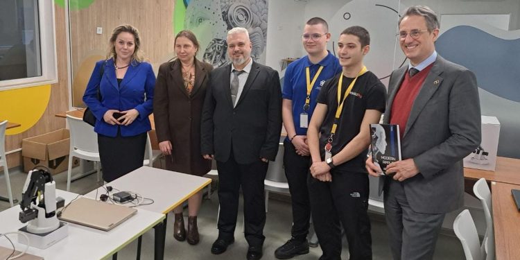 Професионалната гимназия по механоелектротехника и електроника