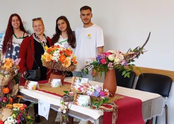 Млади флористи от цялата страна демонстрираха уменията си за създаване на букети и цветни арт инсталации в рамките на Националното състезание „Озеленяване и цветарство“