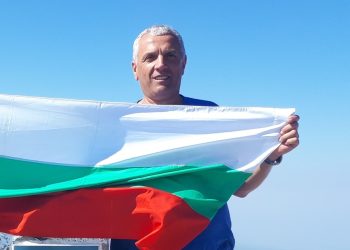 Какво научаваш за образованието, когато не покоряваш, а изкачваш върхове, разказва пред „Аз-буки“ директорът на СУ „Христо Ботев“ в Горна Малина